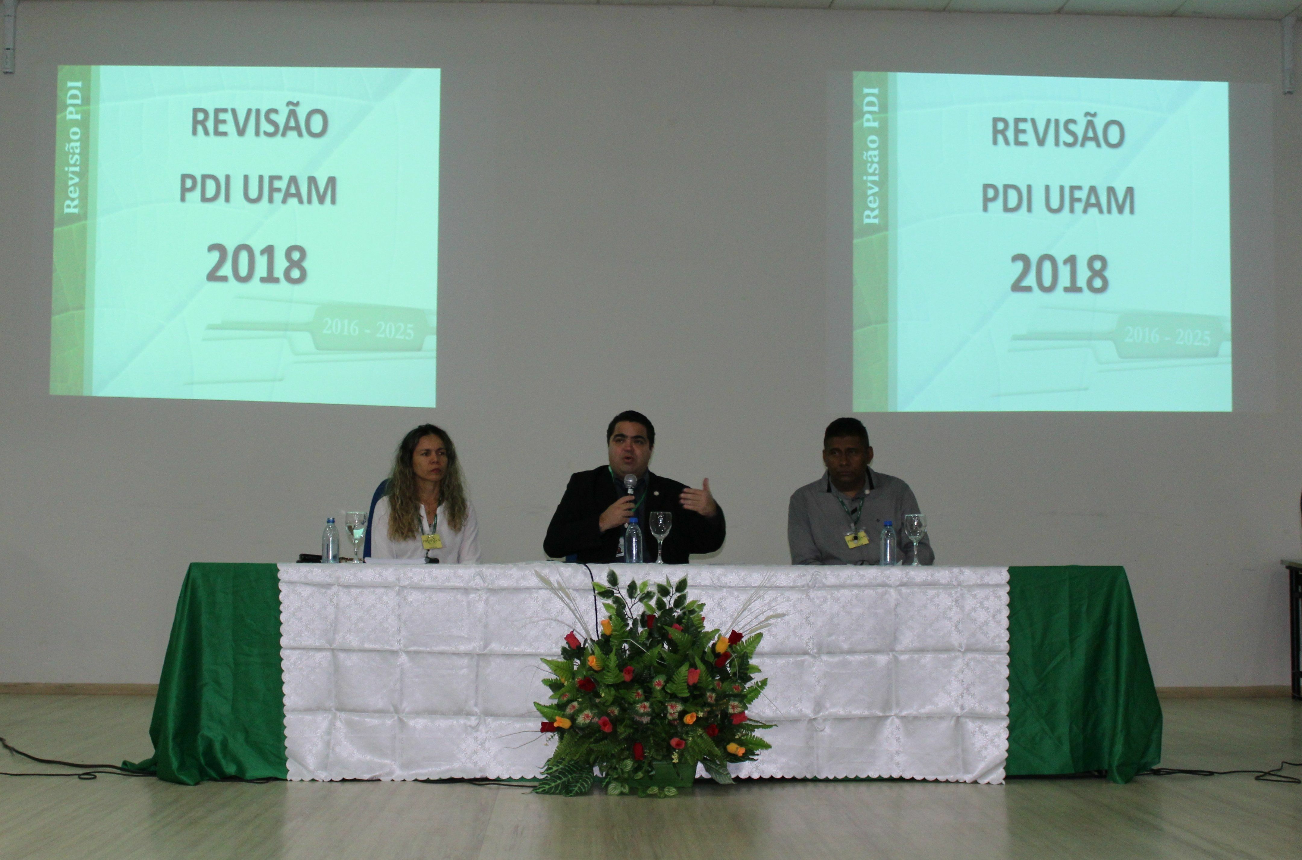 Reitor da Ufam, professor Sylvio Puga, durante pronunciamento na solenidade de abertura  da Primeira Reunião de Revisão do PDI